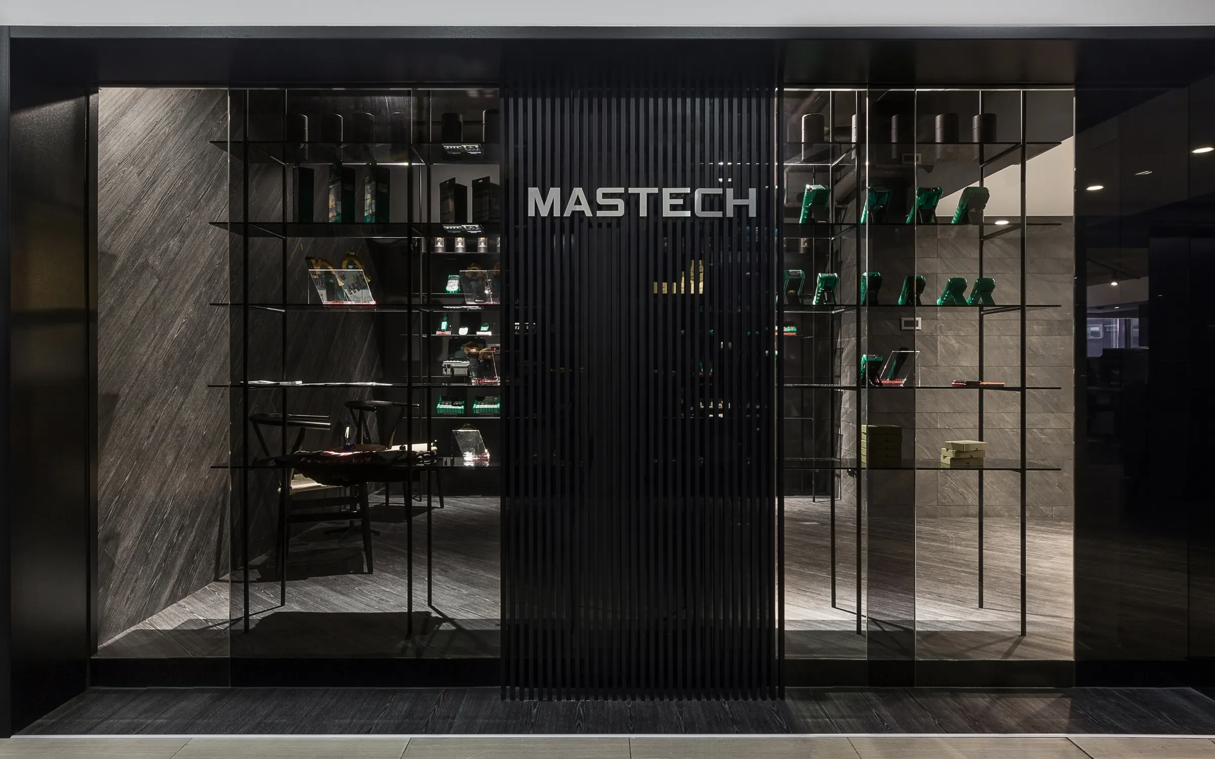 Mastech 台北的黑色立面像一座展示櫃,格柵居中,腳輪陳列在玻璃層架上