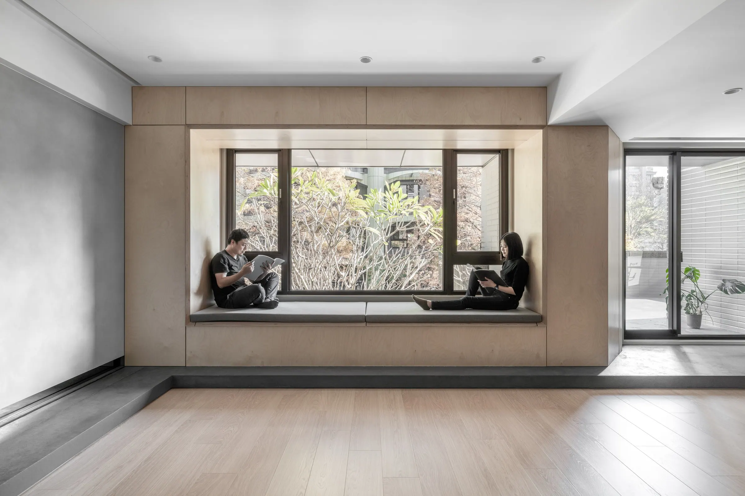Tree Window 的木盒框住一扇樹景,兩人各坐窗台一端,各自讀各自的